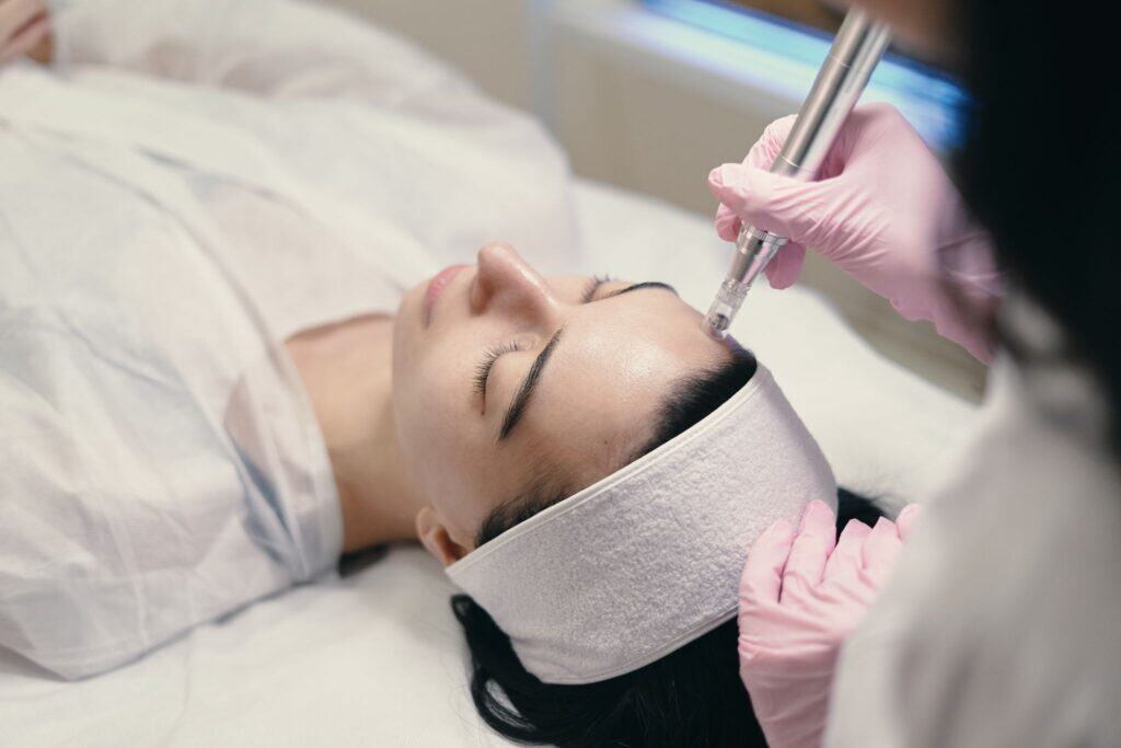 美國音波拉提(Ultherapy)以聚焦式超音波,刺激膠原新生,達到自然拉提與緊緻效果。