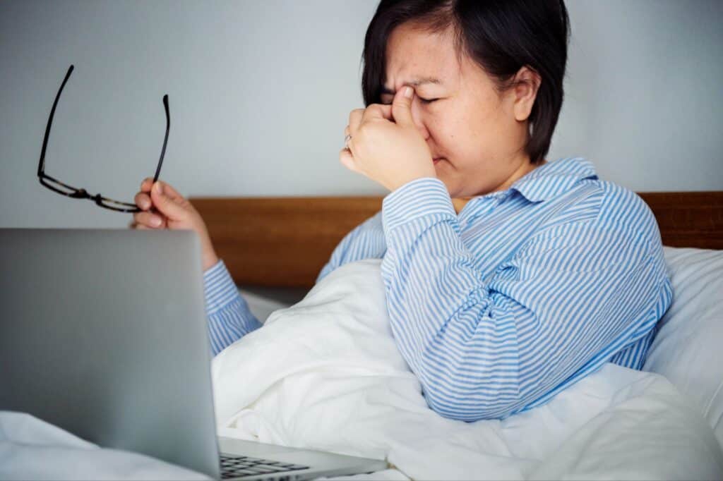 淚溝的形成與眼周骨架、脂肪流失與皮膚變薄等因素有關。